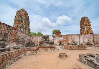 Tayland, Bangkok yakınlarındaki Phra Nakhon Si Ayutthaya ilindeki eski bir tapınağın kalıntıları. Eski tapınaktaki eski bir Buda heykeli. Ünlü turistik mekan. Tayland mimarisinin tarihi.
