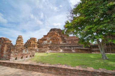 Tayland, Bangkok yakınlarındaki Phra Nakhon Si Ayutthaya ilindeki eski bir tapınağın kalıntıları. Eski tapınaktaki eski bir Buda heykeli. Ünlü turistik mekan. Tayland mimarisinin tarihi.