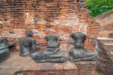 Tayland, Bangkok yakınlarındaki Phra Nakhon Si Ayutthaya ilindeki eski bir tapınağın kalıntıları. Eski tapınaktaki eski bir Buda heykeli. Ünlü turistik mekan. Tayland mimarisinin tarihi.