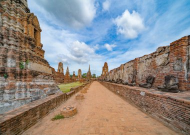 Tayland, Bangkok yakınlarındaki Phra Nakhon Si Ayutthaya ilindeki eski bir tapınağın kalıntıları. Eski tapınaktaki eski bir Buda heykeli. Ünlü turistik mekan. Tayland mimarisinin tarihi.