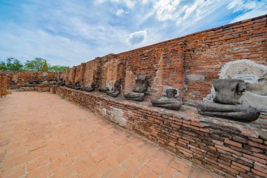 Tayland, Bangkok yakınlarındaki Phra Nakhon Si Ayutthaya ilindeki eski bir tapınağın kalıntıları. Eski tapınaktaki eski bir Buda heykeli. Ünlü turistik mekan. Tayland mimarisinin tarihi.