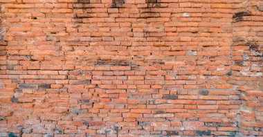 Kirli kırmızı tuğlalı yüzey dokusu çatı katı tarzında. Tasarım dekorasyonu için açık hava malzemelerinin yakın plan görüntüleri. Grunge..