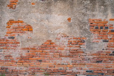 Kirli kırmızı tuğlalı yüzey dokusu çatı katı tarzında. Tasarım dekorasyonu için açık hava malzemelerinin yakın plan görüntüleri. Grunge..