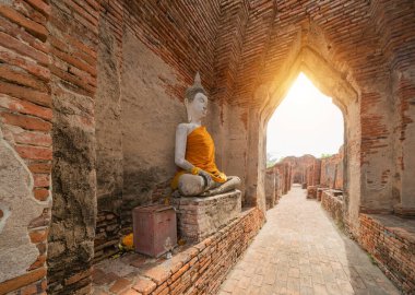 Tayland 'ın Phra Nakhon Si Ayutthaya ilindeki Wat Prasat Nakhon Luang veya Nakhon Luang Sarayı' nın eski kalıntıları. Eski tapınaktaki eski bir Buda heykeli. Ünlü turistik mekan..