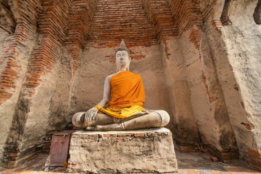 Tayland 'ın Phra Nakhon Si Ayutthaya ilindeki Wat Prasat Nakhon Luang veya Nakhon Luang Sarayı' nın eski kalıntıları. Eski tapınaktaki eski bir Buda heykeli. Ünlü turistik mekan..