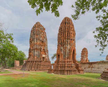 Tayland, Bangkok yakınlarındaki Phra Nakhon Si Ayutthaya ilindeki eski bir tapınağın kalıntıları. Eski tapınaktaki eski bir Buda heykeli. Ünlü turistik mekan. Tayland mimarisinin tarihi.