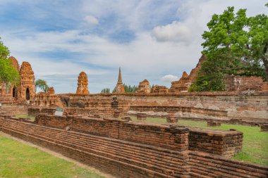 Tayland, Bangkok yakınlarındaki Phra Nakhon Si Ayutthaya ilindeki eski bir tapınağın kalıntıları. Eski tapınaktaki eski bir Buda heykeli. Ünlü turistik mekan. Tayland mimarisinin tarihi.