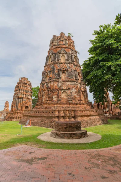 Tayland, Bangkok yakınlarındaki Phra Nakhon Si Ayutthaya ilindeki eski bir tapınağın kalıntıları. Eski tapınaktaki eski bir Buda heykeli. Ünlü turistik mekan. Tayland mimarisinin tarihi.