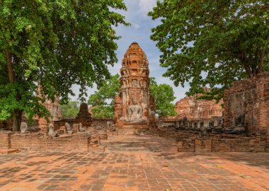 Tayland, Bangkok yakınlarındaki Phra Nakhon Si Ayutthaya ilindeki eski bir tapınağın kalıntıları. Eski tapınaktaki eski bir Buda heykeli. Ünlü turistik mekan. Tayland mimarisinin tarihi.