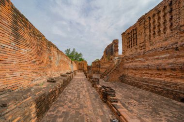 Tayland, Bangkok yakınlarındaki Phra Nakhon Si Ayutthaya ilindeki eski bir tapınağın kalıntıları. Eski tapınaktaki eski bir Buda heykeli. Ünlü turistik mekan. Tayland mimarisinin tarihi.