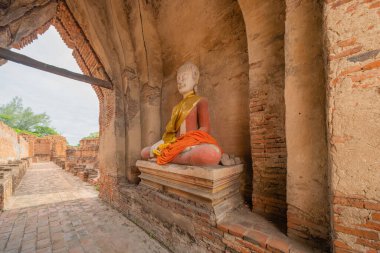 Tayland, Bangkok yakınlarındaki Phra Nakhon Si Ayutthaya ilindeki eski bir tapınağın kalıntıları. Eski tapınaktaki eski bir Buda heykeli. Ünlü turistik mekan. Tayland mimarisinin tarihi.