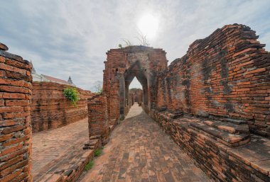 Tayland, Bangkok yakınlarındaki Phra Nakhon Si Ayutthaya ilindeki eski bir tapınağın kalıntıları. Eski tapınaktaki eski bir Buda heykeli. Ünlü turistik mekan. Tayland mimarisinin tarihi.