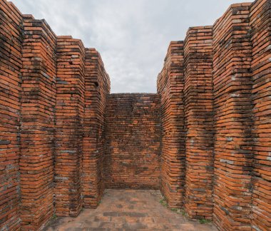 Tayland, Bangkok yakınlarındaki Phra Nakhon Si Ayutthaya ilindeki eski bir tapınağın kalıntıları. Eski tapınaktaki eski bir Buda heykeli. Ünlü turistik mekan. Tayland mimarisinin tarihi.