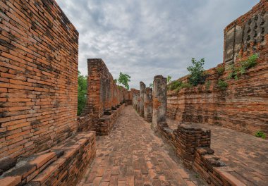 Tayland, Bangkok yakınlarındaki Phra Nakhon Si Ayutthaya ilindeki eski bir tapınağın kalıntıları. Eski tapınaktaki eski bir Buda heykeli. Ünlü turistik mekan. Tayland mimarisinin tarihi.