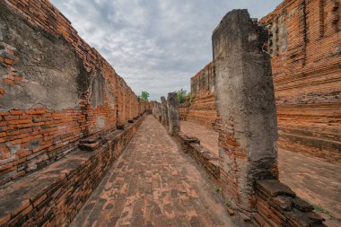 Tayland, Bangkok yakınlarındaki Phra Nakhon Si Ayutthaya ilindeki eski bir tapınağın kalıntıları. Eski tapınaktaki eski bir Buda heykeli. Ünlü turistik mekan. Tayland mimarisinin tarihi.
