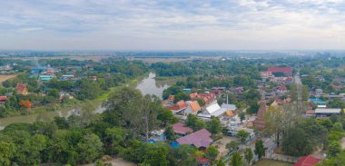Bangkok City, Tayland yakınlarındaki Sukhothai 'deki Ayutthaya Eyaleti' ndeki tapınağın havadan görüntüsü. Seyahat konseptindeki ünlü Tayland turistik cazibesi. Tayland mimarisi.