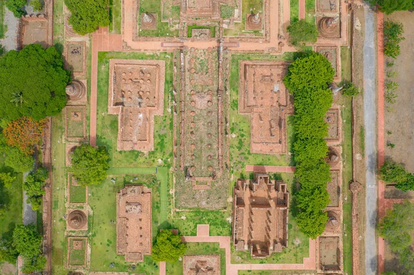 Bangkok City, Tayland yakınlarındaki Sukhothai 'deki Ayutthaya Eyaleti' ndeki tapınağın havadan görüntüsü. Seyahat konseptindeki ünlü Tayland turistik cazibesi. Tayland mimarisi.