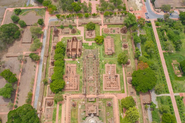 Bangkok City, Tayland yakınlarındaki Sukhothai 'deki Ayutthaya Eyaleti' ndeki tapınağın havadan görüntüsü. Seyahat konseptindeki ünlü Tayland turistik cazibesi. Tayland mimarisi.