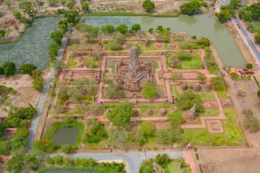 Bangkok City, Tayland yakınlarındaki Sukhothai 'deki Ayutthaya Eyaleti' ndeki tapınağın havadan görüntüsü. Seyahat konseptindeki ünlü Tayland turistik cazibesi. Tayland mimarisi.