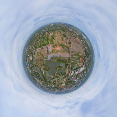 Küçük gezegen 360 derece küre. Ayutthaya Eyaleti, Bangkok, Tayland 'daki tapınağın hava görüntüsü. Seyahat konseptindeki ünlü Tayland turistik cazibesi. Tayland mimarisi.