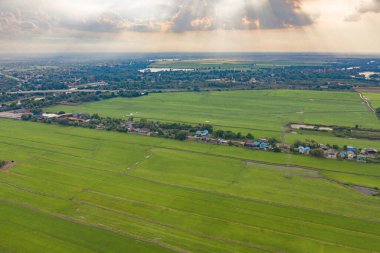 Taze çeltik pirincinin havadan görünüşü, Mu Cang Chai 'nin kırsal ya da kırsal kesimindeki yeşil tarım alanları, Asya' da gün batımında dağ tepeleri vadisi, Vietnam. Doğa manzarası arka planı.