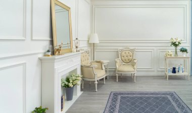 Lüks, beyaz, modern oturma odası dairesi ya da oteli sandalye, masa, lamba ve aynalı. İç mimari temiz tasarım dekorasyonu. Kapalı