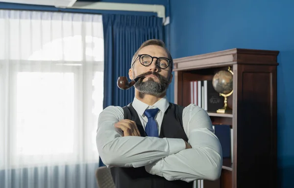 Portret Klasycznego Biznesmena Biały Człowiek Wąsami Brodą Biały Człowiek Palący — Zdjęcie stockowe