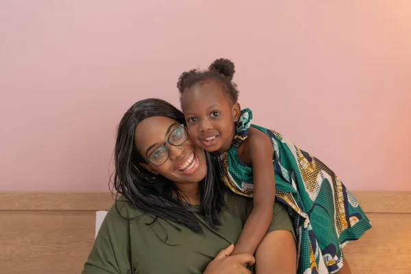 Retrato Negocios Sonrientes Mujer Afroamericana Negra Una Madre Con Hija — Foto de Stock
