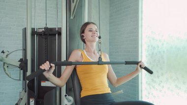 Formda beyaz bir kadın portresi, beyaz bir insan, spor yapıyor, spor yapıyor, spor yapıyor, spor ve eğlence alanında spor yapıyor ve spor yapıyor. Yaşam tarzı etkinliği.