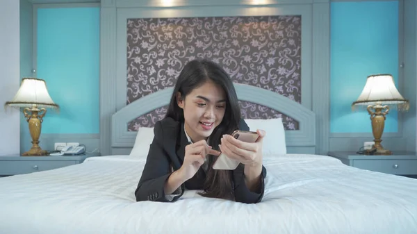 Sorridente Asiatica Donna Affari Thailandese Utilizzando Uno Smartphone Telefono Cellulare — Foto Stock