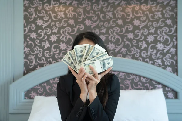 富商亚裔泰籍女性在酒店卧房数钱存钞票的金融账户和投资理念 — 图库照片