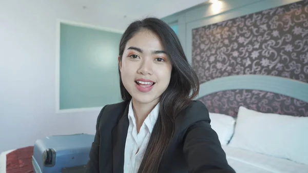 Sorridente Asiatica Donna Affari Thailandese Che Lavora Casa Sul Letto — Foto Stock