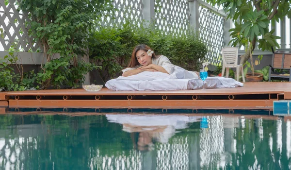 Asiatique Thai Jeune Femme Couchée Relaxante Sur Lit Près Piscine — Photo