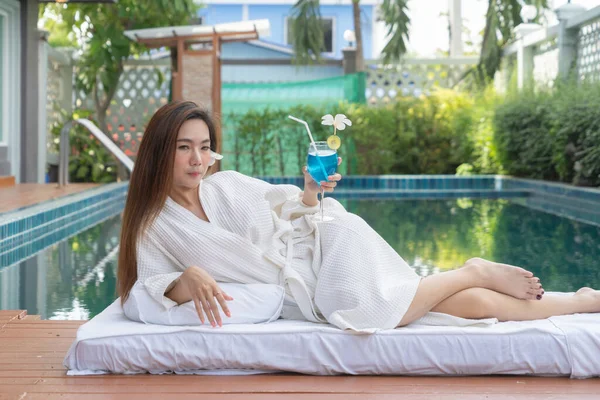 Asiatique Thai Jeune Femme Couchée Relaxante Sur Lit Près Piscine — Photo