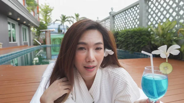 Ázsiai Thai Fiatal Hazudik Pihentető Beszél Barátaival Videohívás Konferencia Ágyon — Stock Fotó