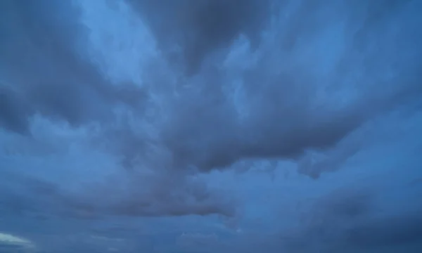 Dramático Cielo Nubes Azules Oscuras Con Tormenta Truenos Lluvia Por — Foto de Stock