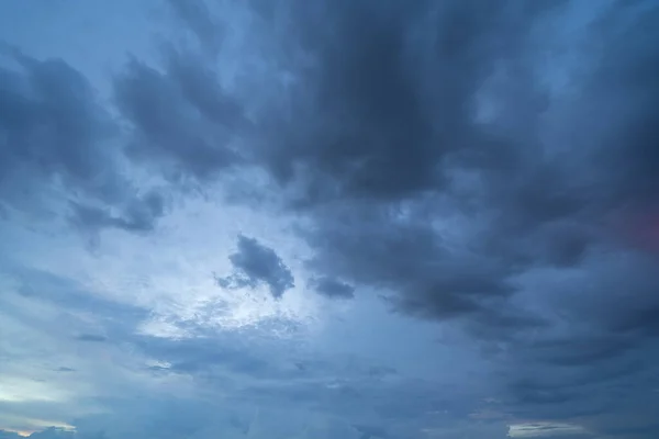 Dramático Cielo Nubes Azules Oscuras Con Tormenta Truenos Lluvia Por — Foto de Stock