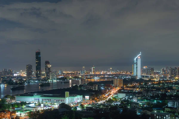ラマ9世橋とカシコンビル 高層ビルが高層ビルの都市 ダウンタウンバンコクのスカイライン タイ夜 — ストック写真
