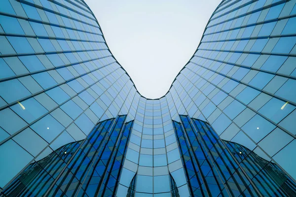 Felnézek Sokemeletes Irodaházakra Felhőkarcolókra Építészeti Épületekre Pénzügyi Negyedben Kék Égbolttal — Stock Fotó