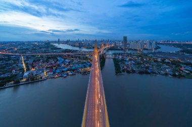 Bhumibol Köprüsü ve Chao Phraya Nehri 'nin havadan görünüşü süspansiyon mimari konsepti, Şehir Şehri, Bangkok. Gece şehir merkezinde, Tayland 'da.