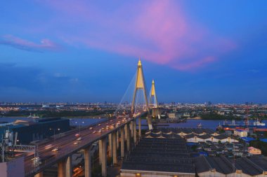 Bhumibol Köprüsü ve Chao Phraya Nehri 'nin havadan görünüşü süspansiyon mimari konsepti, Şehir Şehri, Bangkok. Gece şehir merkezinde, Tayland 'da.