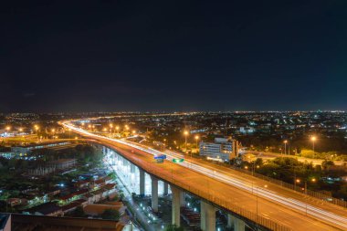 Bangkok şehir merkezinin Skyline 'daki karayolu manzarası. Tayland. Finansal bölge ve Asya 'nın akıllı kentsel kentindeki iş merkezleri. Geceleri gökdelen ve yüksek binalar.