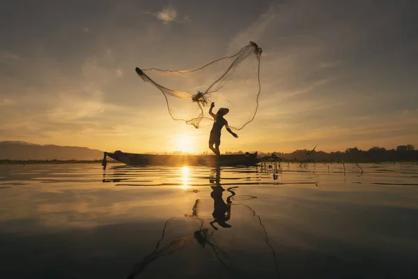 Silhouette Fisherman Wirft Oder Wirft Ein Netz Süßwasserfische Der Natur — Stockfoto