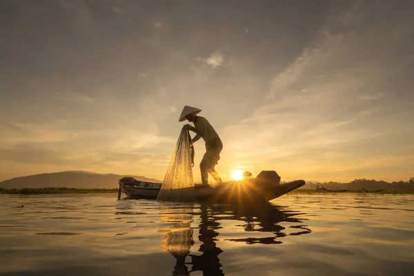 Silhouette Fisherman Wirft Oder Wirft Ein Netz Süßwasserfische Der Natur — Stockfoto