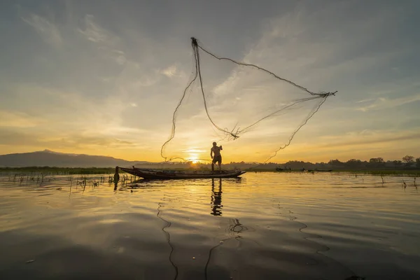 Silueta Rybář Odlévání Nebo Házení Sítě Pro Lov Sladkovodních Ryb — Stock fotografie
