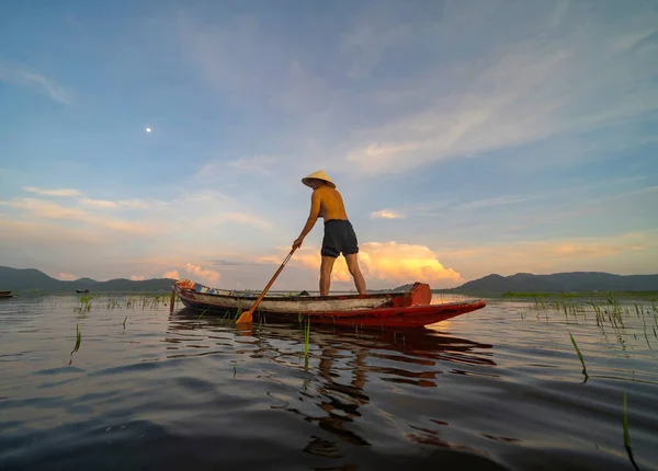 Silhouette Fisherman Wirft Oder Wirft Ein Netz Süßwasserfische Der Natur — Stockfoto