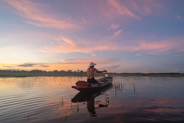 Silhouette Fisherman Wirft Oder Wirft Ein Netz Süßwasserfische Der Natur — Stockfoto