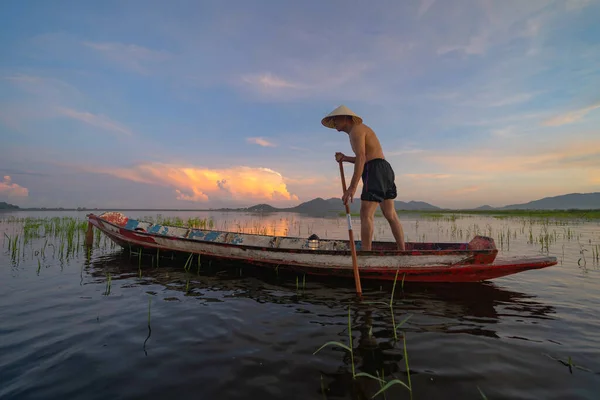 Silhouette Fisherman Wirft Oder Wirft Ein Netz Süßwasserfische Der Natur — Stockfoto