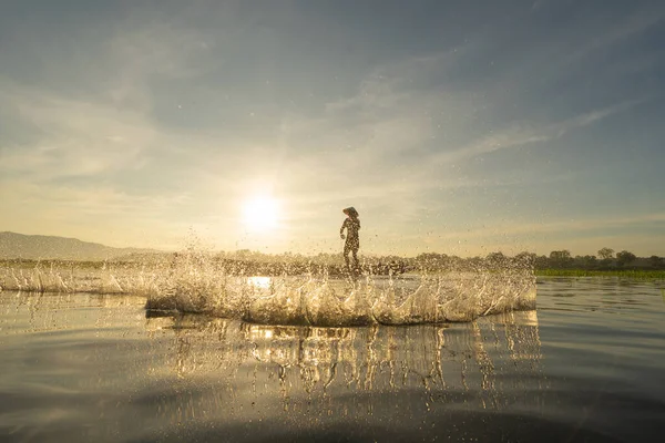 Silhueta Pescador Lançando Jogando Uma Rede Para Captura Peixes Água — Fotografia de Stock