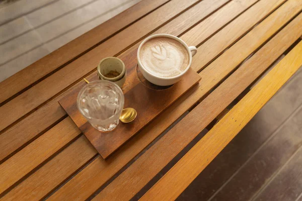 Primo Piano Una Tazza Caffè Latte Caldo Espresso Con Tavolo — Foto Stock